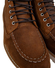 Timberland Britton Road chukka i rostbrunt, närbild på moccasinsömmen över tån