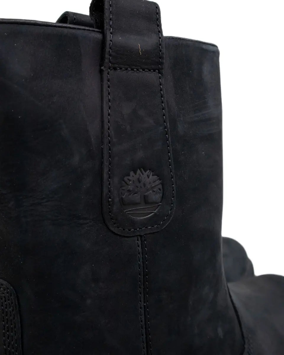 Timberland Heritage Mid Pull On känga i svart, närbild på trädloggan på skaftet