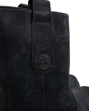 Timberland Heritage Mid Pull On känga i svart, närbild på trädloggan på skaftet