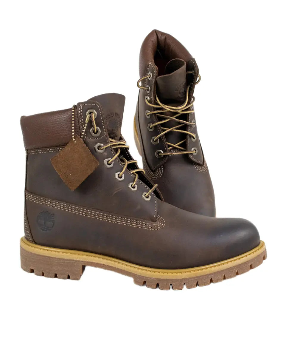 Timberland Premium 6-Inch känga i brunt läder, paret snett framifrån