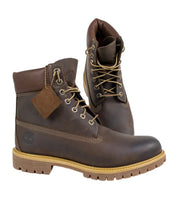 Timberland Premium 6-Inch känga i brunt läder, paret snett framifrån