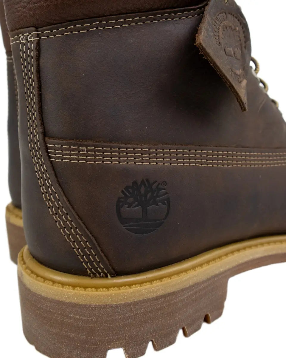 Timberland Premium 6-Inch känga i brunt läder, närbild på häl och trädlogga