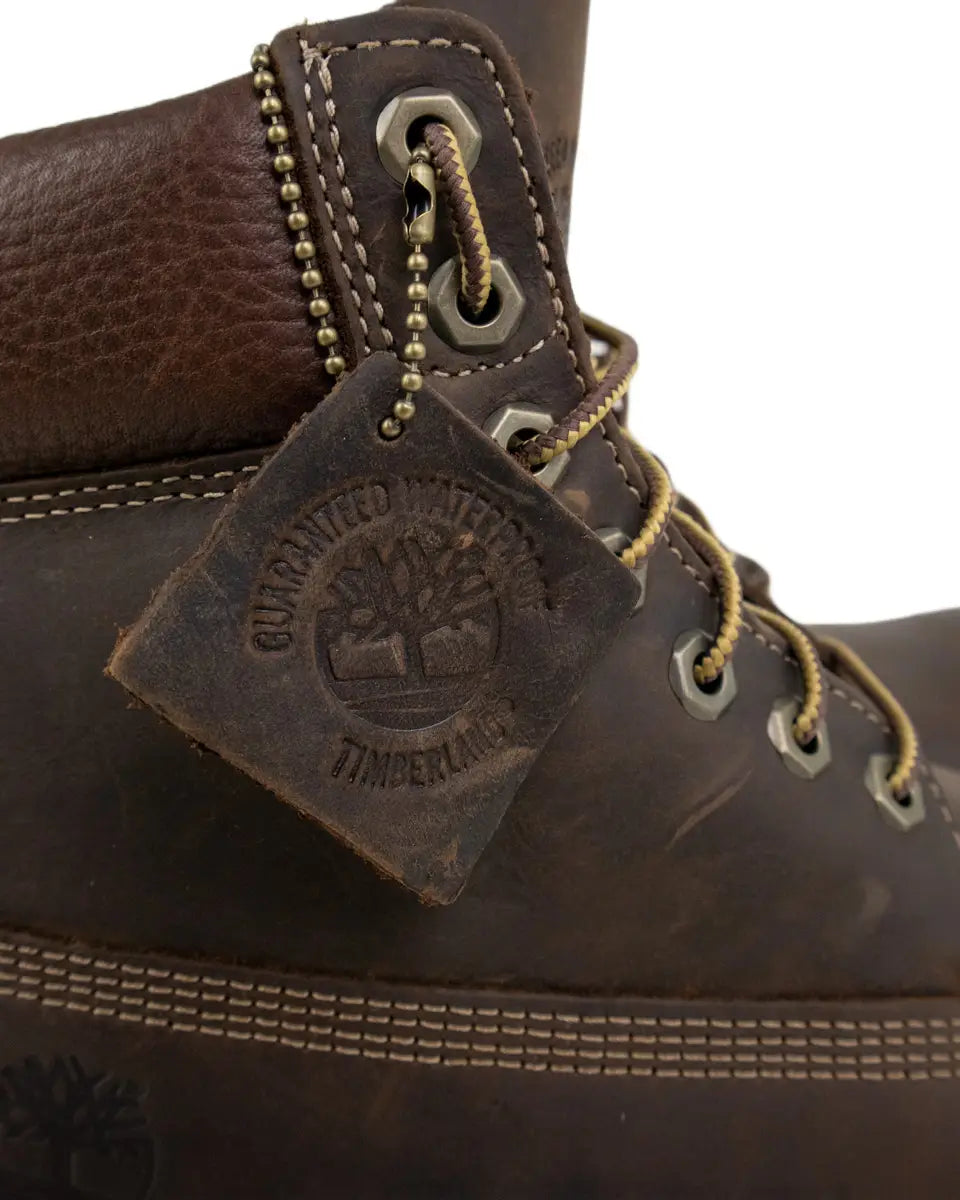 Timberland Premium 6-Inch känga i brunt läder, närbild på hängbrickan