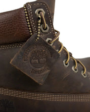 Timberland Premium 6-Inch känga i brunt läder, närbild på hängbrickan