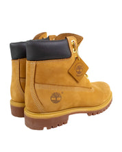 Timberland Premium 6-Inch känga i vetefärgad nubuck, paret snett bakifrån