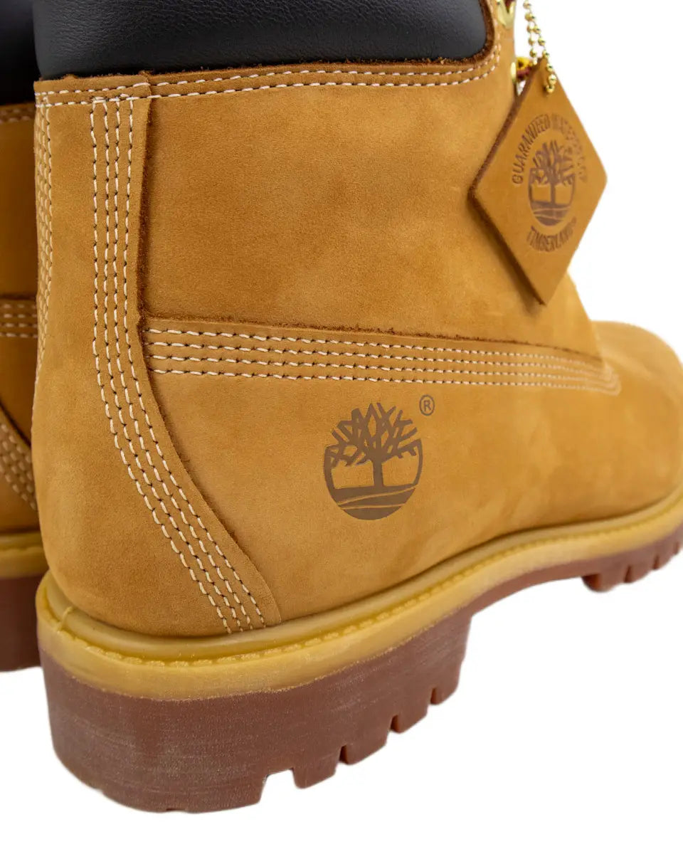 Timberland Premium 6-Inch känga i vetefärgad nubuck, närbild på häl och trädlogga