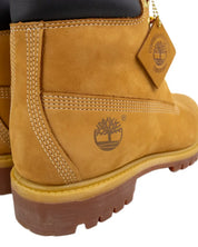 Timberland Premium 6-Inch känga i vetefärgad nubuck, närbild på häl och trädlogga