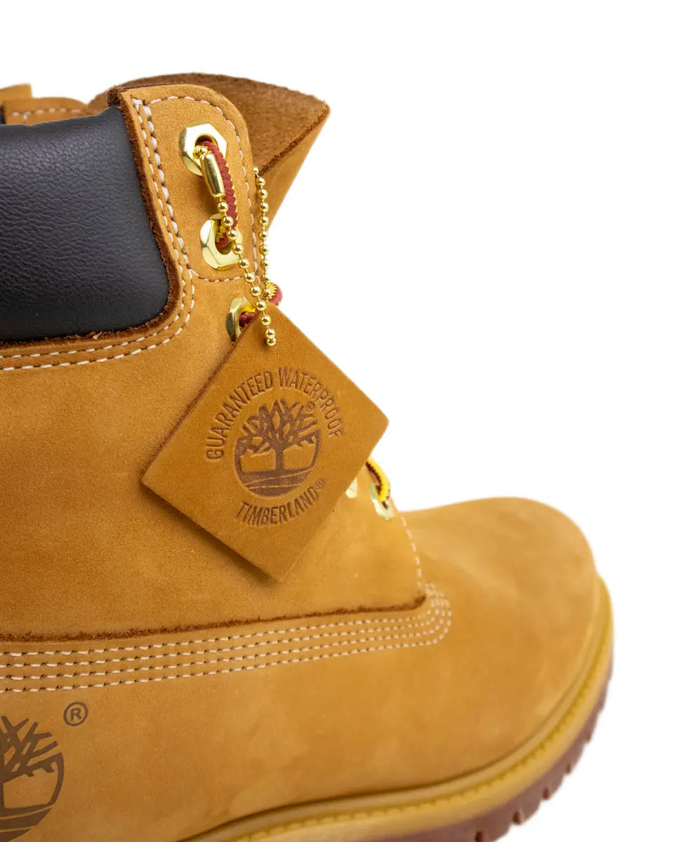 Timberland Premium 6-Inch känga i vetefärgad nubuck, närbild på hängbrickan