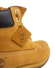 Timberland Premium 6-Inch känga i vetefärgad nubuck, närbild på hängbrickan