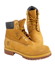 Timberland Premium 6-Inch känga i vetefärgad nubuck, snett framifrån