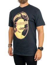 Vans Sex Pistols Pretty Vacant t-shirt i svart, sedd snett framifrån