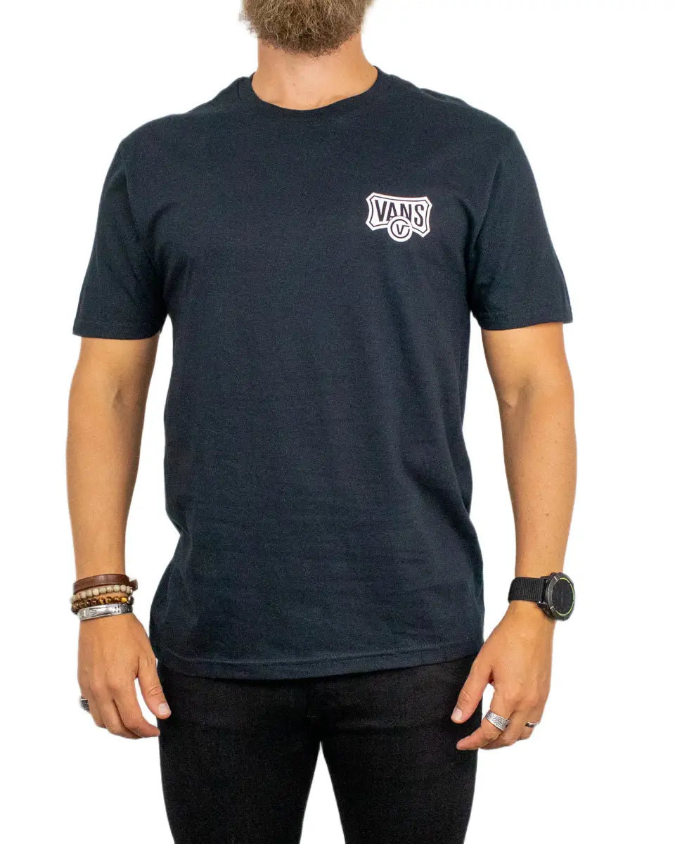 Vans Customs and Classics t-shirt i svart, framsida med liten sköldlogga på bröstet