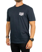 Vans Customs and Classics t-shirt i svart, sedd snett framifrån