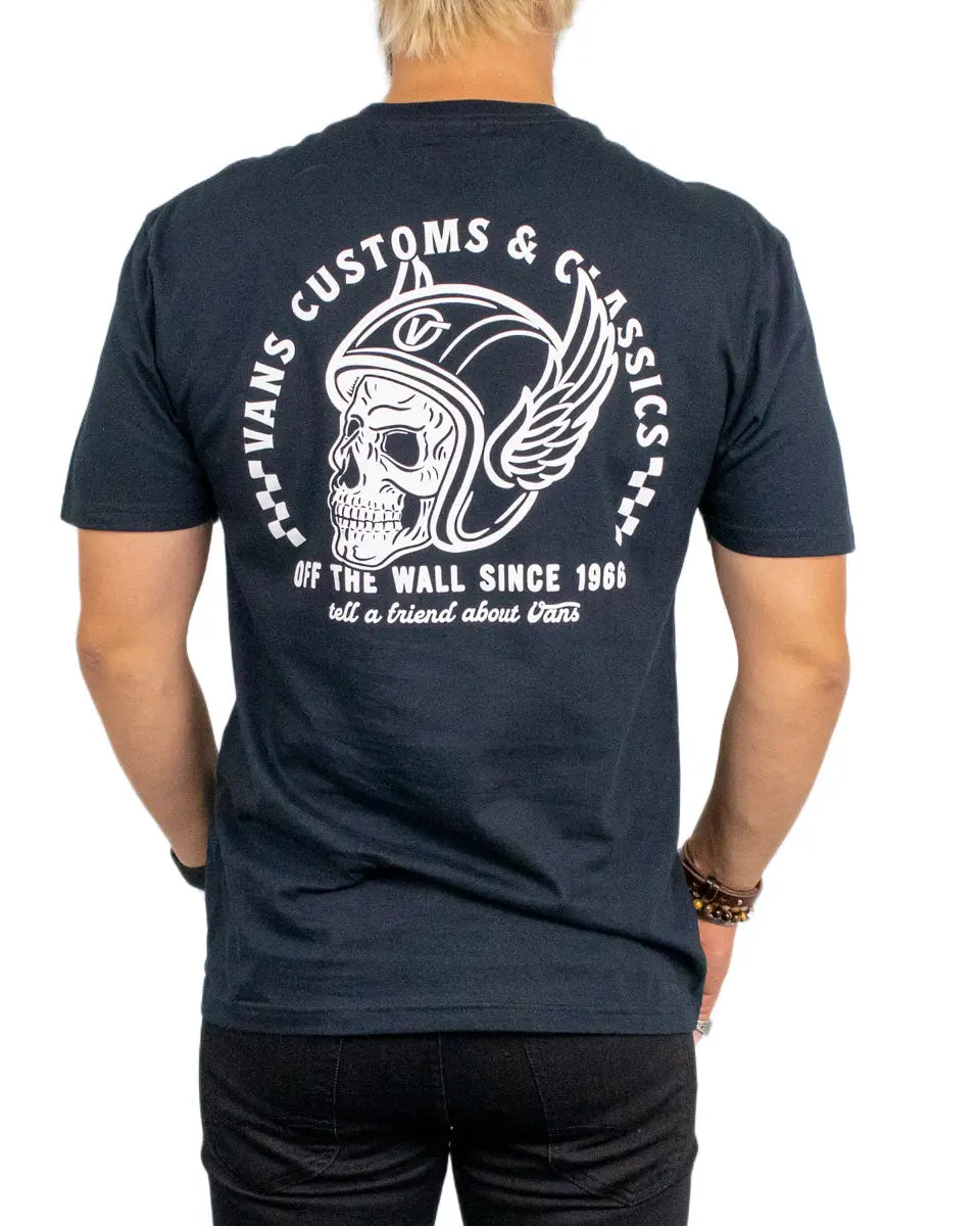 Vans Customs and Classics t-shirt i svart, ryggtryck med dödskalle i vingad motorcykelhjälm