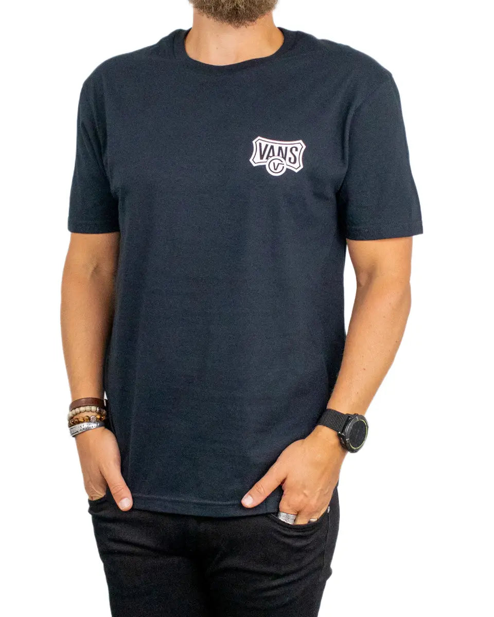 Vans Customs and Classics t-shirt i svart, närbild på bröstloggan