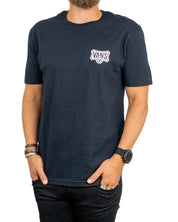 Vans Customs and Classics t-shirt i svart, närbild på bröstloggan