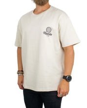 Wrangler Vintage Tee i beige, närbild på bröstloggan