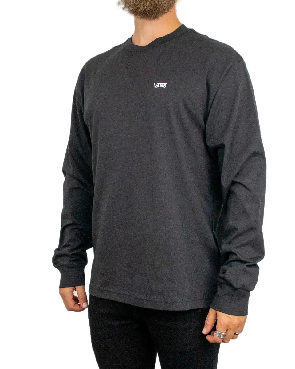 Vans Left Chest II långärmad t-shirt i svart, sedd snett framifrån