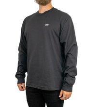 Vans Left Chest II långärmad t-shirt i svart, sedd snett framifrån