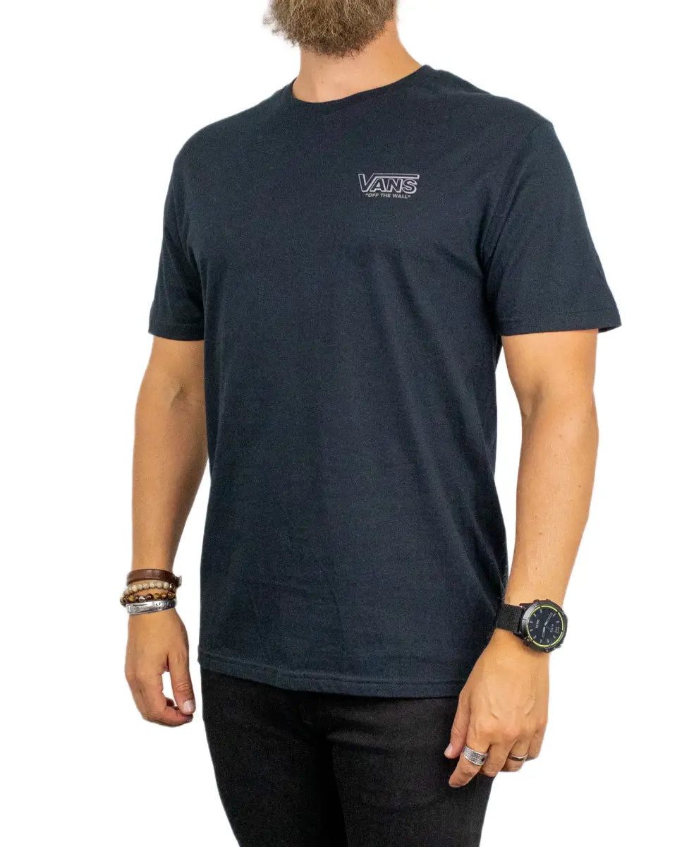 Vans Since 66 t-shirt i svart, sedd snett framifrån