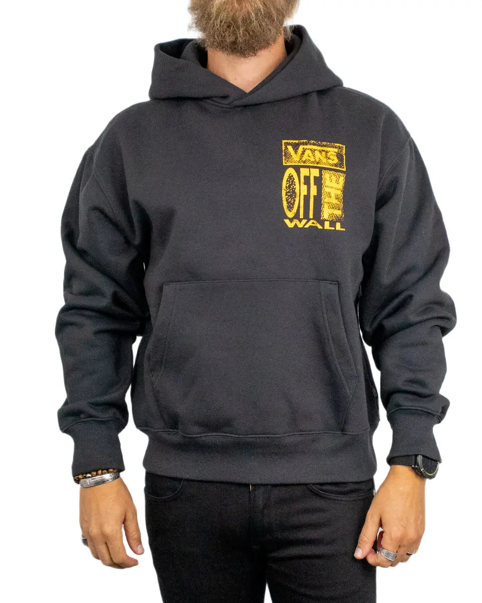 Vans Cut and Paste hoodie i svart, sedd snett framifrån