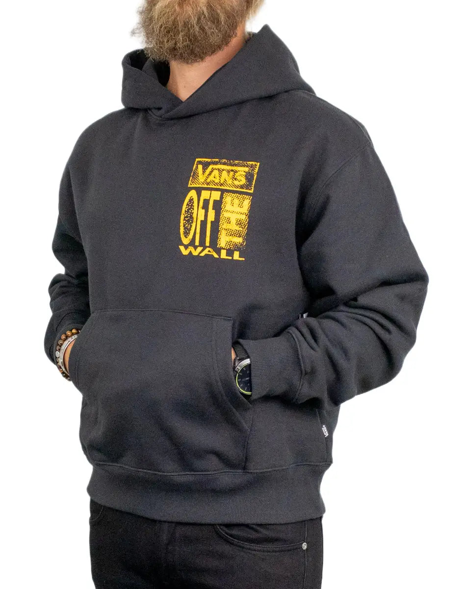 Vans Cut and Paste hoodie i svart, närbild på brösttryck och kängurficka