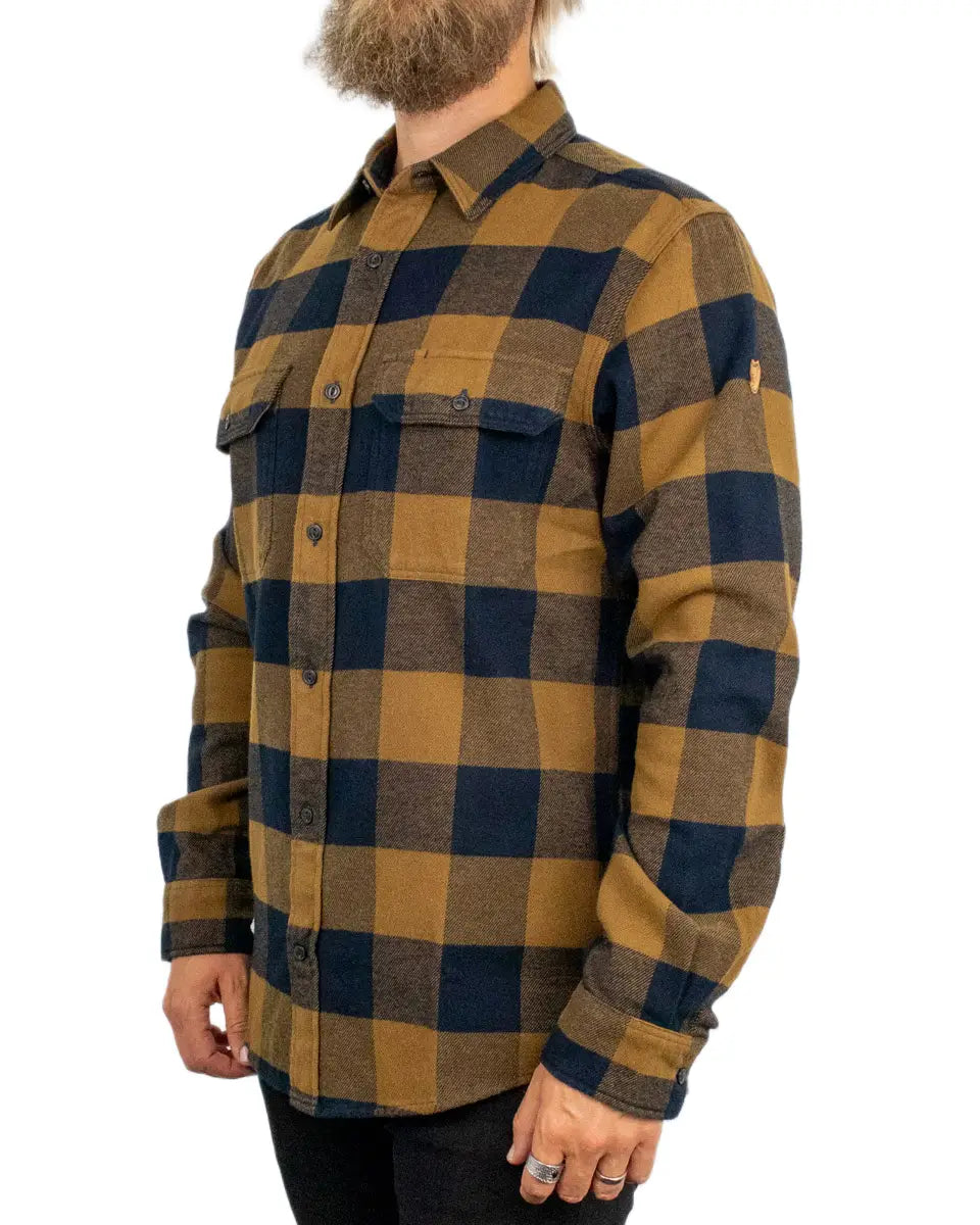 Fjällräven Övik Heavy Flannel flanellskjorta i brunt, sedd snett framifrån