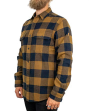 Fjällräven Övik Heavy Flannel flanellskjorta i brunt, sedd snett framifrån