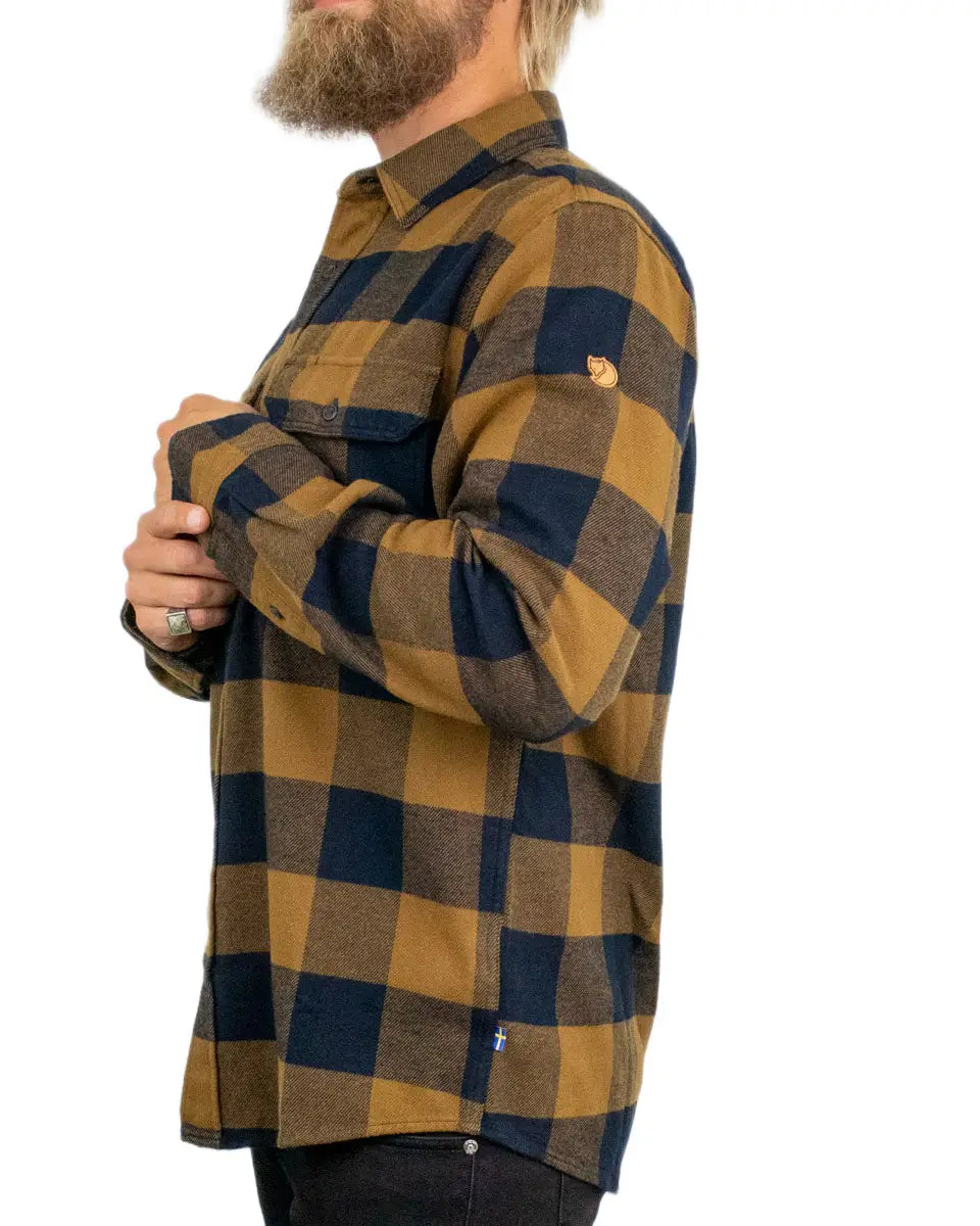 Fjällräven Övik Heavy Flannel flanellskjorta i brunt, sedd från sidan