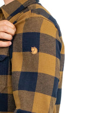 Fjällräven Övik Heavy Flannel flanellskjorta i brunt, närbild på rävloggan