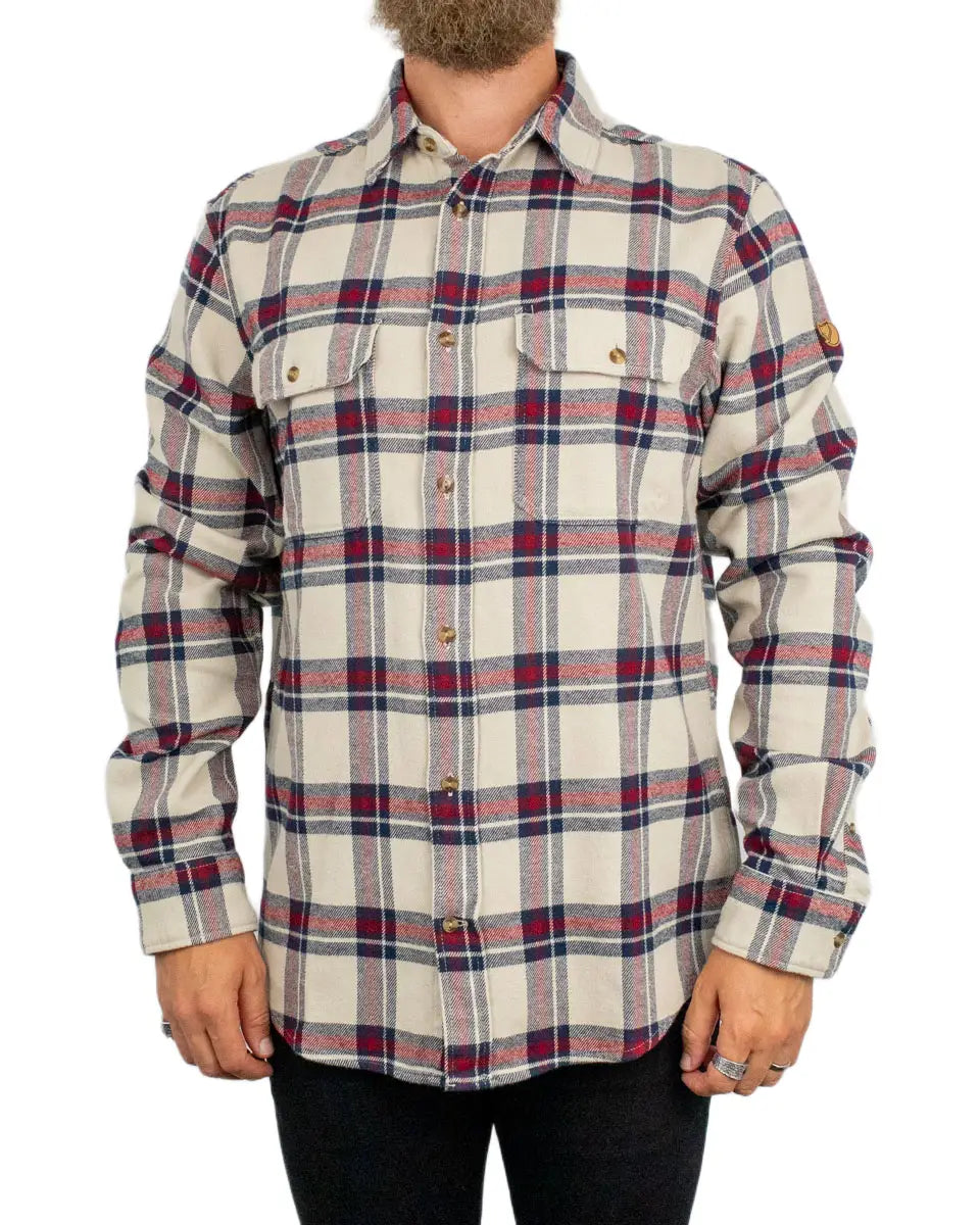 Fjällräven Övik Heavy Flannel flanellskjorta, framsida med två bröstfickor