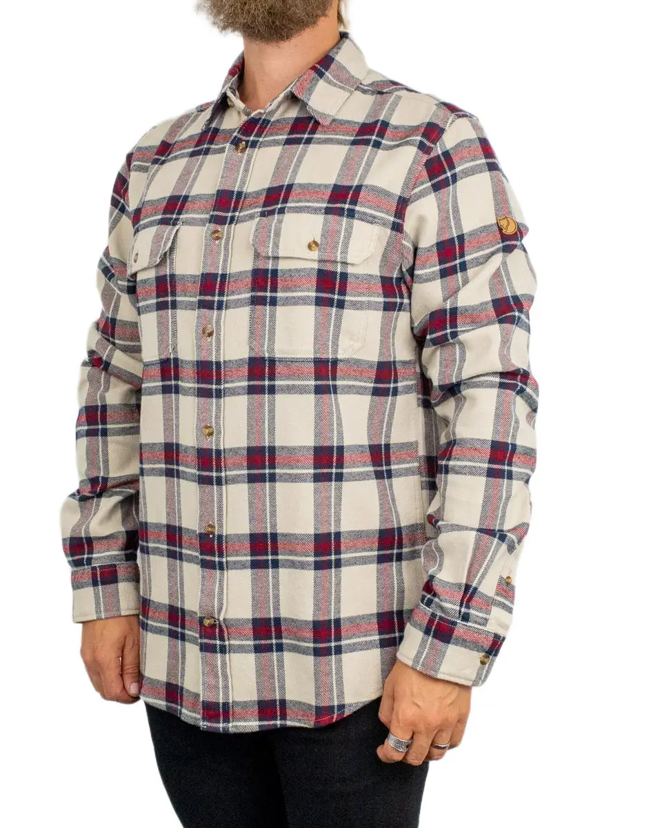 Fjällräven Övik Heavy Flannel flanellskjorta, sedd snett framifrån