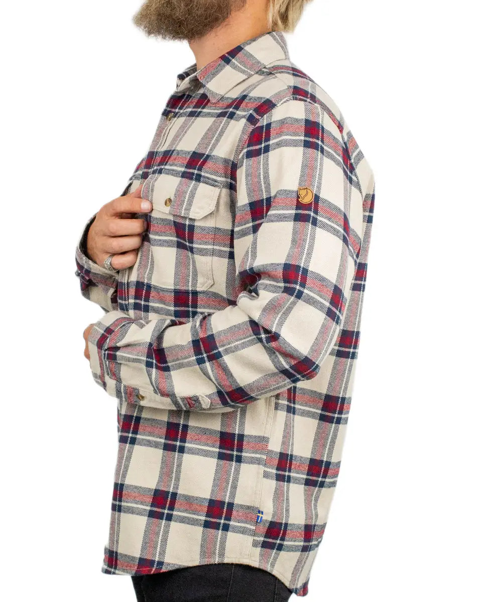 Fjällräven Övik Heavy Flannel flanellskjorta, sedd från sidan