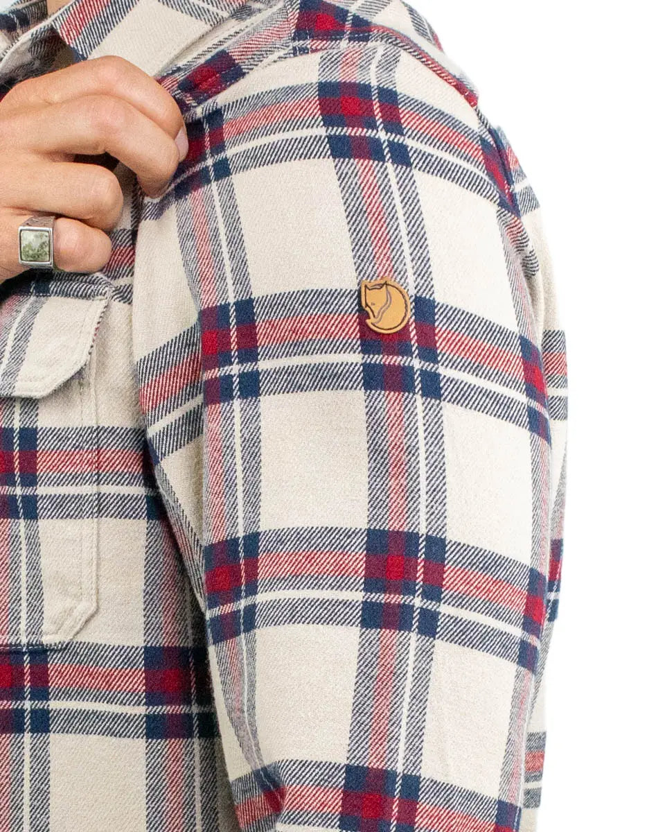Fjällräven Övik Heavy Flannel flanellskjorta, närbild på rävloggan på ärmen