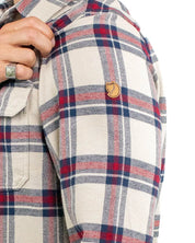 Fjällräven Övik Heavy Flannel flanellskjorta, närbild på rävloggan på ärmen