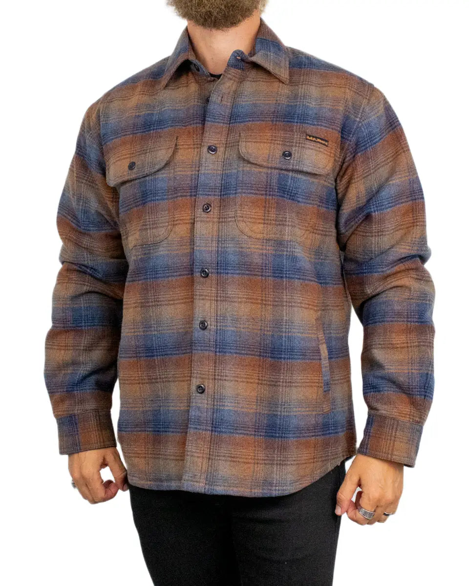 Nudie Glenn Padded Check overshirt, detalj på bröstfickor och knäppning