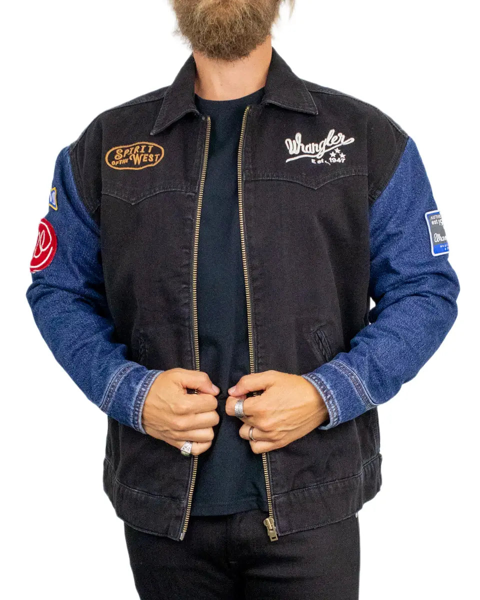Wrangler Trailrider jeansjacka, framsida med dragkedjan uppdragen