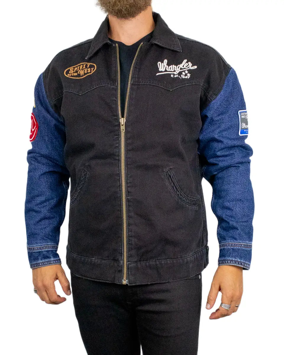 Wrangler Trailrider jeansjacka i svart med blå ärmar, framsida