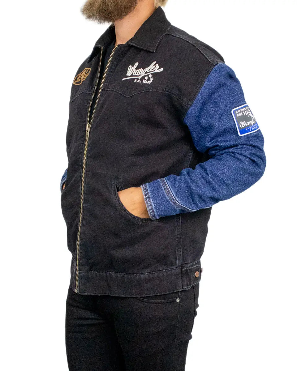 Wrangler Trailrider jeansjacka, sedd snett framifrån med handficka