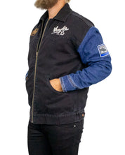 Wrangler Trailrider jeansjacka, sedd snett framifrån med handficka