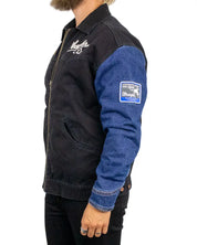 Wrangler Trailrider jeansjacka, detalj på bröstbrodyr och ärmmärke