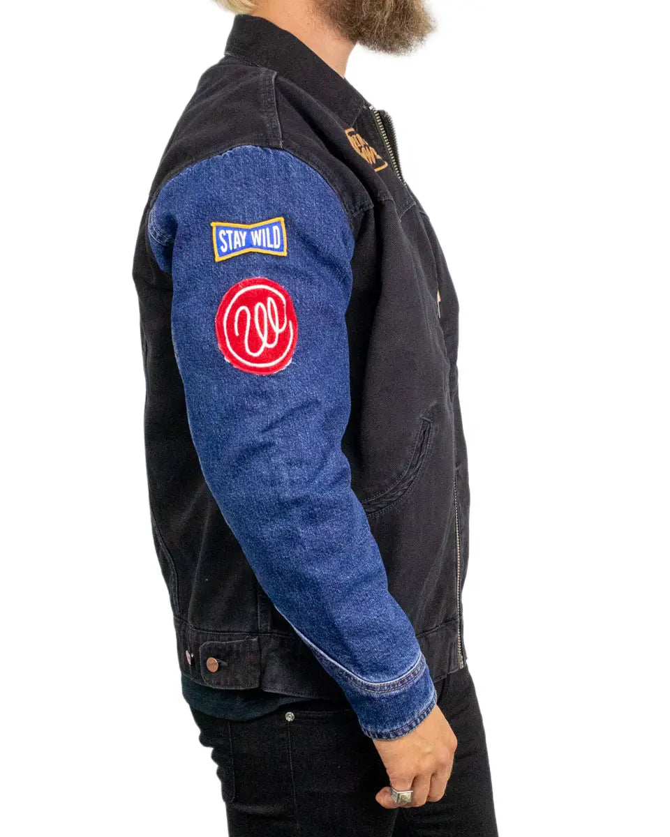 Wrangler Trailrider jeansjacka, ärmen med Stay Wild-märke och röd rundel