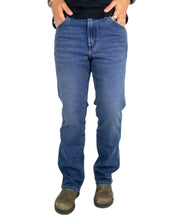 Wrangler Wrancher bootcut jeans i blå Old Habits-tvätt, framsida