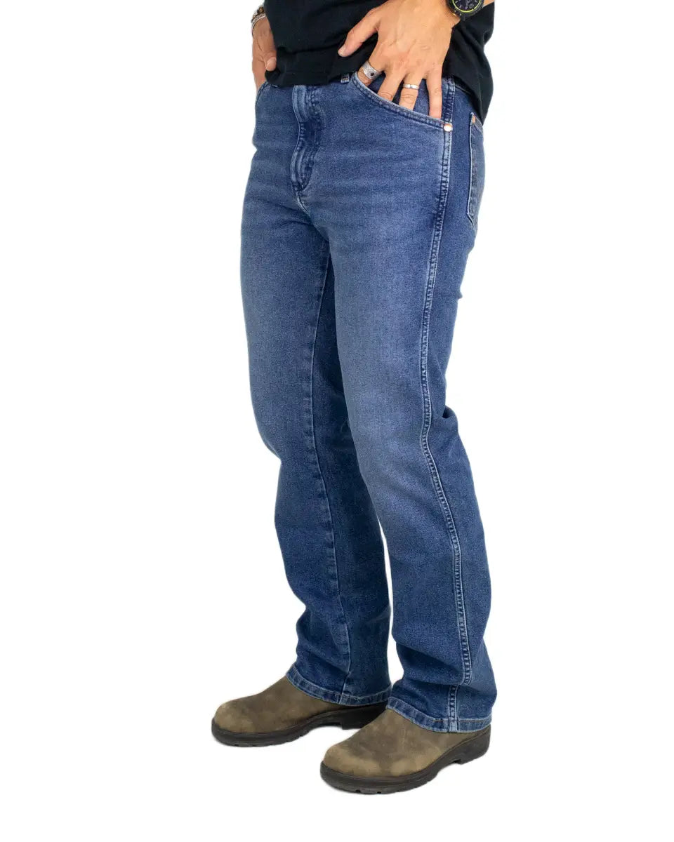 Wrangler Wrancher bootcut jeans, sedda snett framifrån