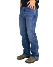 Wrangler Wrancher bootcut jeans, sedda snett framifrån