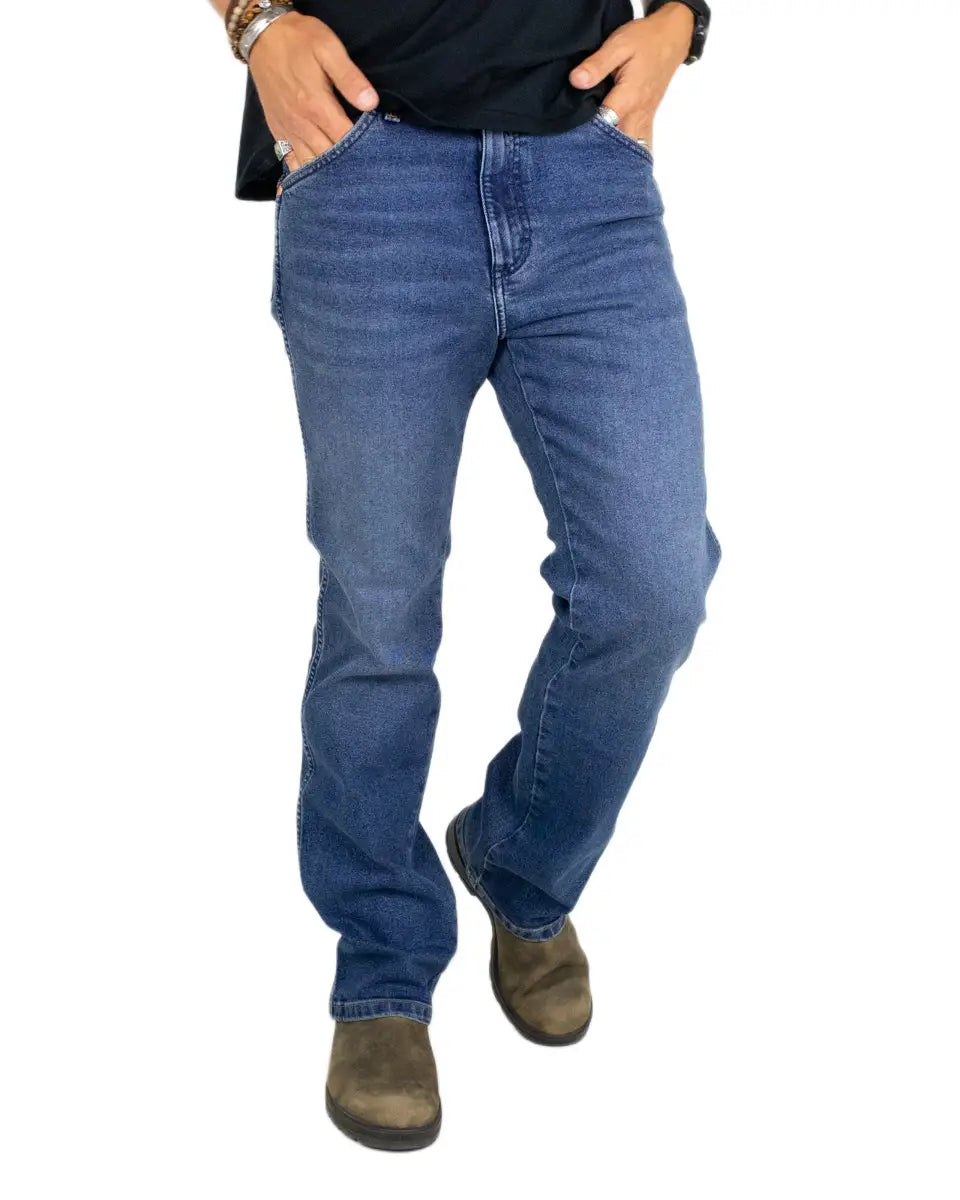 Wrangler Wrancher bootcut jeans, sedda från sidan