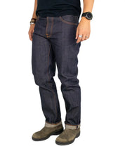 Nudie Rad Rufus Dry Selvage jeans, sedda snett framifrån