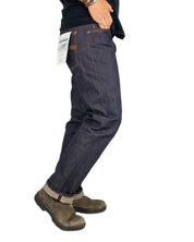 Nudie Rad Rufus Dry Selvage jeans, sedda från sidan med hängetikett