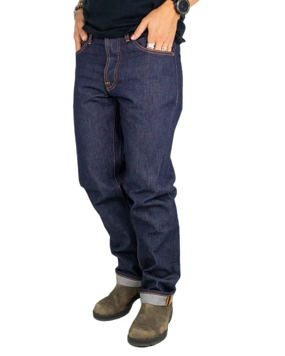 Nudie Rad Rufus Dry One jeans, sedda snett framifrån