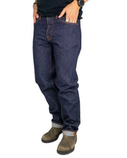 Nudie Rad Rufus Dry One jeans, sedda snett framifrån